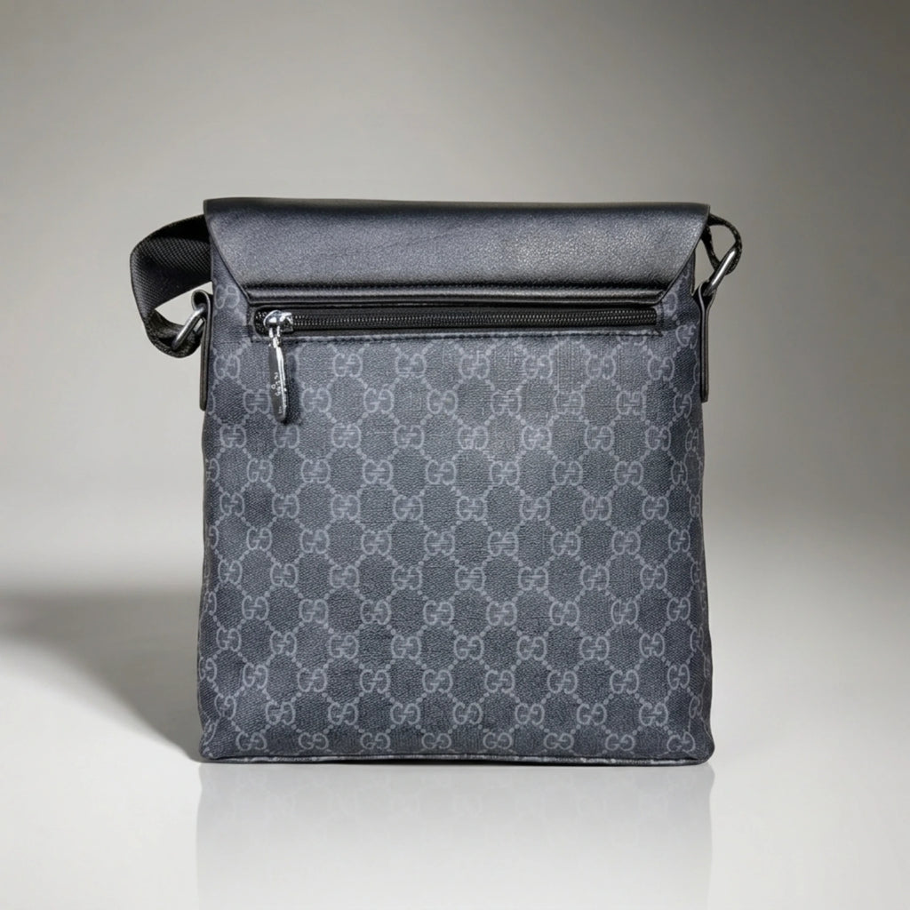 Gucci_GG_Supreme_canvas_flap_messenger_bag_with_embossed_logo